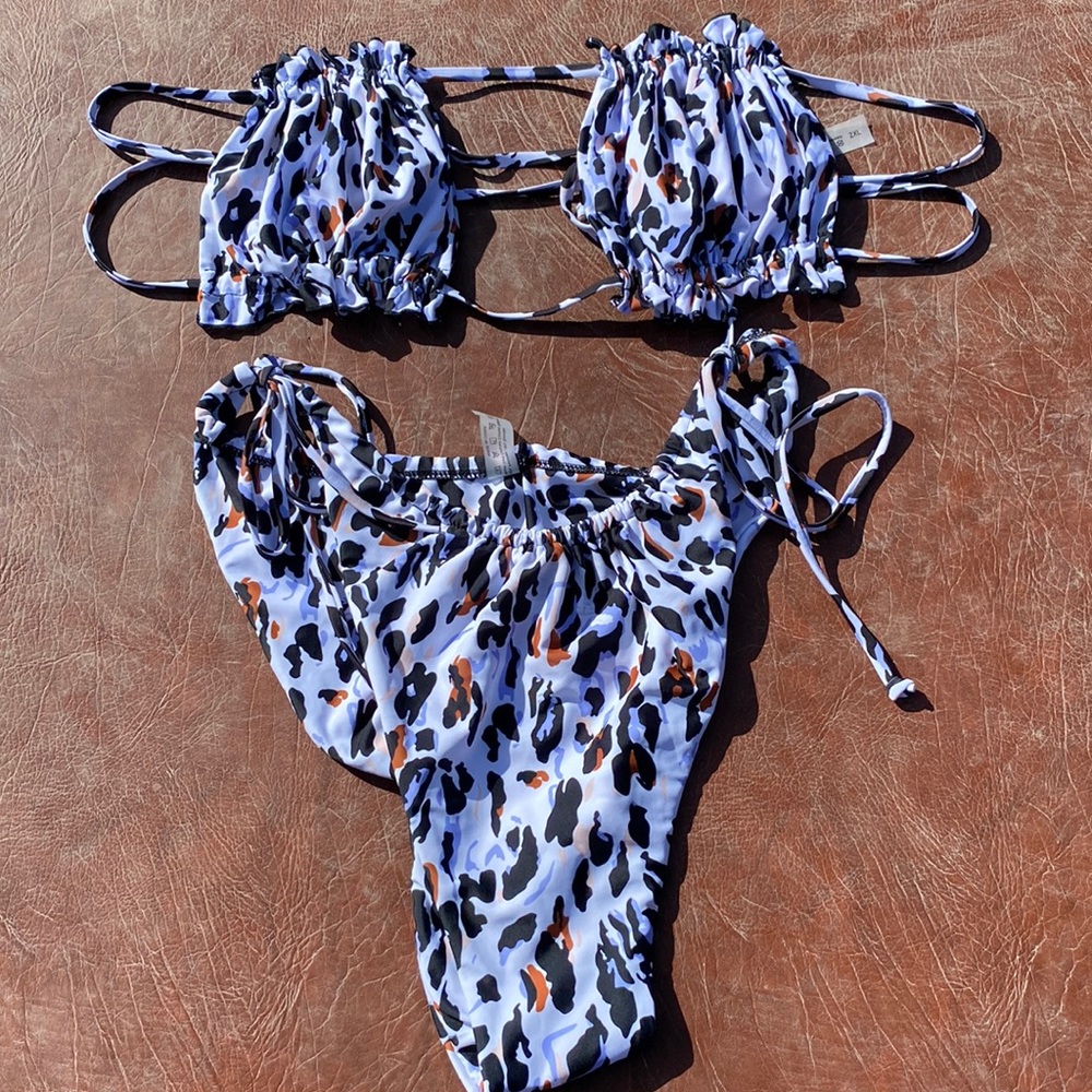 *Never worn!* Cute animal print strapless bikini set